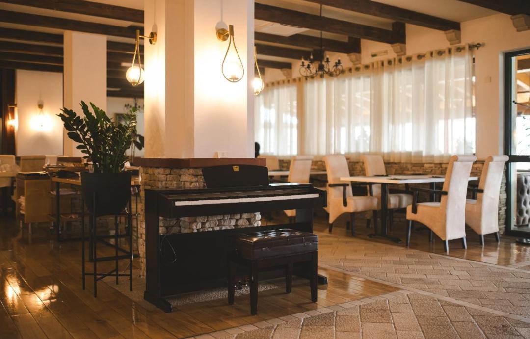Hotel Marshal Nikšić Bagian luar foto